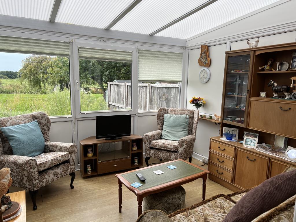 Lot: 161 - BUNGALOW WITH STRUCTURAL MOVEMENT FOR REPAIR OR SITE RE-DEVELOPMENT - Conservatory with view out to garden